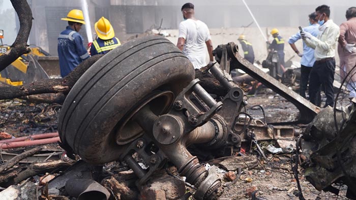 Un avión con 242 personas a bordo se estrella cerca de un aeropuerto en el oeste de la India